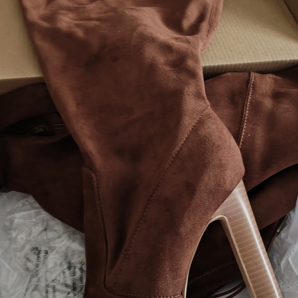 Knee boots never worn